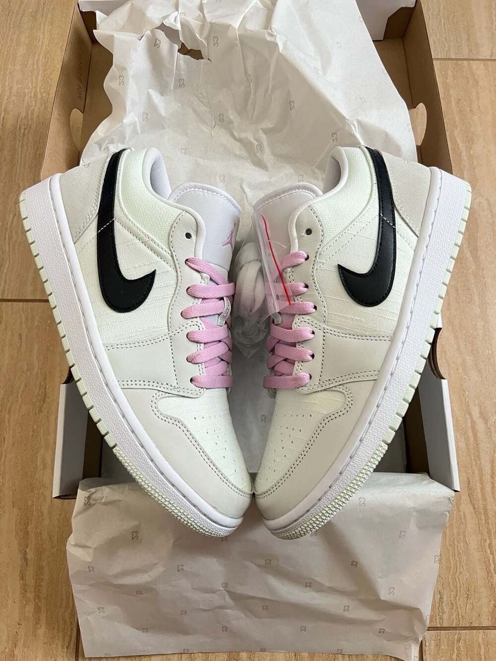 Air Jordan 1 Low SE Retro Barely Green Women's Sz 11.5 / 10M - Picture 3 of 7